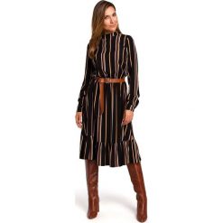 Sukienka w prążek z paskiem - model 1. Sukienki damskie Style, s, w paski, z wiskozy, ze stójką, bez rękawów. W wyprzedaży za 219,00 zł.