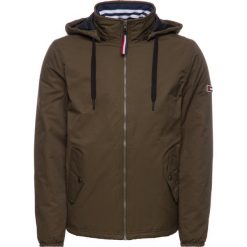 Kurtka przejściowa Tommy Jeans TJM Essenstail DM0DM07118. Zielone kurtki męskie Tommy Jeans, xxl, bez wzorów, z bawełny, bez kaptura. W wyprzedaży za 369,00 zł.