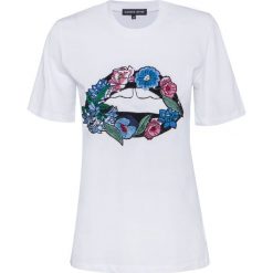 T-shirt MARKUS LUPFER EMBROIDERED FLOWER LIP Biały|Print. Białe t-shirty damskie marki Markus Lupfer, z aplikacjami, z bawełny, klasyczne, z okrągłym kołnierzem. W wyprzedaży za 500,00 zł.