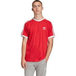 Adidas Originals 3-Stripes Koszulka Czerwony. Czerwone koszulki męskie adidas Originals, l, z haftami, z bawełny, bez kołnierzyka, z krótkim rękawem, krótkie. Za 128,95 zł.