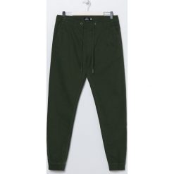 Joggery z tkaniny - Zielony. Zielone spodnie męskie Sinsay, bez wzorów, z tkaniny. Za 49,99 zł.