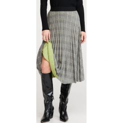 Plisowana spódnica - Wielobarwny. Spódniczki damskie Reserved, s, bez wzorów. Za 89,99 zł.