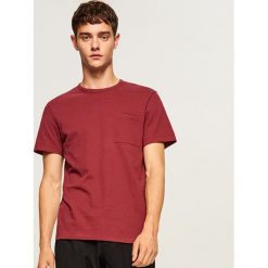 T-shirt ze strukturalnej bawełny - Bordowy. Czerwone t-shirty męskie marki Reserved, l, z bawełny. Za 49,99 zł.