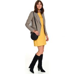 Sukienka z imitacji zamszu. Żółte sukienki damskie Top Secret, na co dzień, na zimę, bez wzorów, z zamszu, eleganckie, bez kołnierzyka, z krótkim rękawem, krótkie, mini, proste. W wyprzedaży za 74,99 zł.