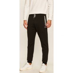 Guess Jeans - Spodnie. Szare spodnie męskie Guess Jeans, s, z aplikacjami, z elastanu. Za 399,90 zł.