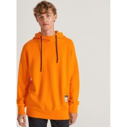 Bluza z kapturem - Pomarańczowy. Pomarańczowe bluzy męskie Reserved, xl, bez wzorów, z kapturem, bez rękawów, z kapturem. W wyprzedaży za 79,99 zł.