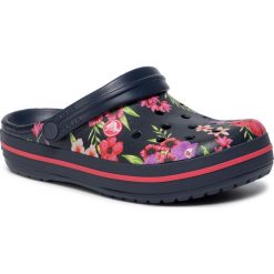 Klapki CROCS - Crocband Printed Clog 205834 Tropical Floral/Navy. Niebieskie klapki damskie Crocs, bez wzorów, z tworzywa sztucznego, bez obcasa. Za 219,00 zł.
