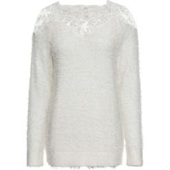 Sweter z przędzy z długim włosem bonprix biel wełny. Białe swetry damskie bonprix, bez wzorów, z wełny, z długim rękawem, długie, bez kaptura. Za 119,99 zł.