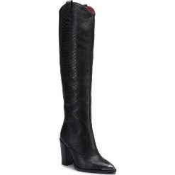 Muszkieterki BRONX - 14165-K BX 1622 Black 01. Czarne kozaki damskie Bronx, ze skóry, bez obcasa, na obcasie, bez zapięcia. W wyprzedaży za 759,00 zł.