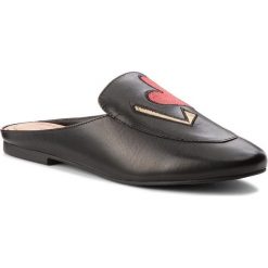 Klapki KAZAR - Berit 32076-01-00 Black. Czarne klapki damskie Kazar, z napisami, ze skóry, na wysokim obcasie. W wyprzedaży za 259,00 zł.
