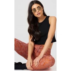 NA-KD Basic Krótki top na ramiączkach - Black. Czarne topy damskie marki NA-KD Basic, bez wzorów, z okrągłym kołnierzem. W wyprzedaży za 22,40 zł.