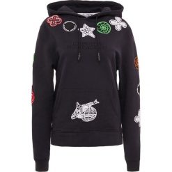 Opening Ceremony CROCKET FLOWER HOODIE Bluza z kapturem black. Czarne bluzy damskie z kapturem marki Opening Ceremony, z bawełny. W wyprzedaży za 587,60 zł.