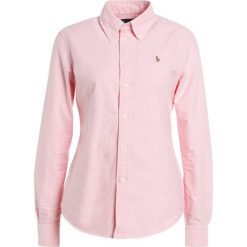 Polo Ralph Lauren HARPER CUSTOM FIT Koszula pink. Czerwone koszulki damskie polo Polo Ralph Lauren, xs, bez wzorów, z bawełny, polo, bez rękawów. W wyprzedaży za 373,15 zł.