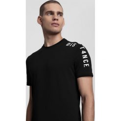 T-shirt męski TSM289 - głęboka czerń. Czarne koszulki męskie marki 4f, m, bez wzorów, bez kołnierzyka. W wyprzedaży za 39,99 zł.