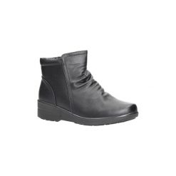 Botki Casu Czarne botki na koturnie 57801R-1. Czarne botki damskie na zamek Casu, na koturnie. Za 79,99 zł.