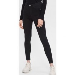 Jeansy high waist skinny - Czarny. Czarne jeansy damskie House, bez wzorów, z jeansu, z podwyższonym stanem. Za 79,99 zł.