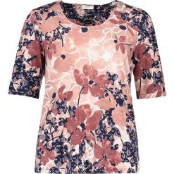 Koszulka w kolorze granatowo-jasnoróżowym. Różowe t-shirty damskie marki Gerry Weber, na co dzień, z okrągłym kołnierzem. W wyprzedaży za 65,95 zł.
