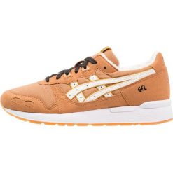 Asics Tiger GELLYTE X DISNEY SCHNEEWITTCHEN UND DIE SIEBEN ZWERGE Tenisówki i Trampki meerkat/cream. Pomarańczowe trampki męskie marki Asics Tiger, z motywem z bajki, z tworzywa sztucznego. Za 389,00 zł.
