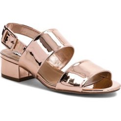 Sandały STEVE MADDEN - Sari Sandal 91000952-07004-15002 Rose Gold. Różowe klapki damskie Steve Madden, bez wzorów, ze skóry ekologicznej, bez obcasa. W wyprzedaży za 209,00 zł.