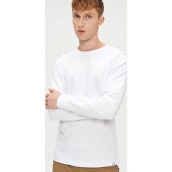 Koszulka basic gładka z długim rękawem - Biały. Białe koszulki męskie Cropp, s, bez wzorów, bez kołnierzyka, z długim rękawem, długie. Za 49,99 zł.