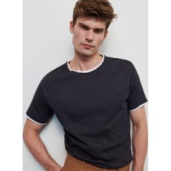 T-shirt z podwójnym brzegiem - Szary. Szare t-shirty męskie Reserved, s, bez wzorów, z podwójnym kołnierzykiem. W wyprzedaży za 29,99 zł.