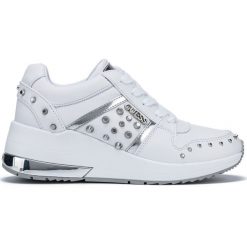 Guess Joydee Tenisówki Biały. Białe trampki i tenisówki damskie Guess, z aplikacjami, z materiału, bez zapięcia. Za 554,95 zł.