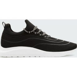 Czarne buty sportowe transfer XDYE. Czarne buty sportowe męskie marki Pull&Bear, bez zapięcia. Za 89,90 zł.