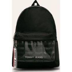 Tommy Jeans - Plecak. Czarne plecaki męskie Tommy Jeans, z nadrukiem, z poliesteru. W wyprzedaży za 359,90 zł.