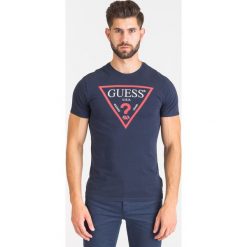 GRANATOWY T-SHIRT LOGO GUESS. Niebieskie t-shirty męskie Guess, m, z nadrukiem, z elastanu, z okrągłym kołnierzem. Za 139,00 zł.