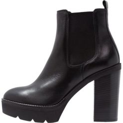 Janet Sport Botki na obcasie black. Czarne botki damskie na obcasie marki Janet Sport, z materiału, sportowe. Za 629,00 zł.