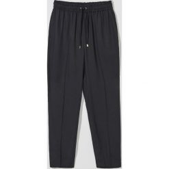 Spodnie jogger fit z wysokim stanem -. Spodnie damskie Mohito, z podwyższonym stanem. W wyprzedaży za 79,99 zł.
