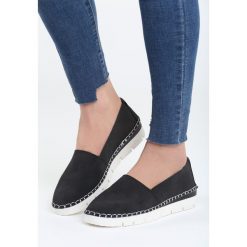 Czarne Slip On Each Other. Czarne trampki i tenisówki damskie marki Born2be, bez wzorów, bez zapięcia. Za 59,99 zł.