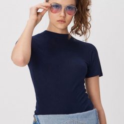 Gładki t-shirt ze stójką - Granatowy. Niebieskie t-shirty damskie Sinsay, s, bez wzorów, ze stójką. Za 14,99 zł.