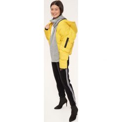 WELUROWE SPODNIE SPORTOWE TYPU JOGGER, Z LAMPASAMI. Czarne spodnie dresowe damskie marki Top Secret, na lato, s, z dresówki. Za 89,99 zł.