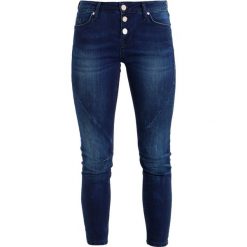 Mustang JASMIN BUTTON Jeansy Slim Fit super stone. Niebieskie jeansy damskie Mustang, z elastanu. W wyprzedaży za 169,50 zł.