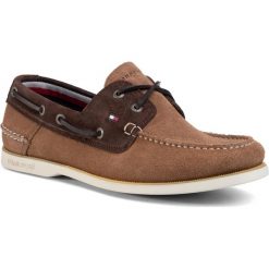 Półbuty TOMMY HILFIGER - Classic Suede Boatshoe FM0FM02736 Classic Khaki/Cocoa 0HD. Pomarańczowe półbuty męskie TOMMY HILFIGER, na co dzień, bez wzorów, ze skóry, eleganckie, bez zapięcia. W wyprzedaży za 379,00 zł.