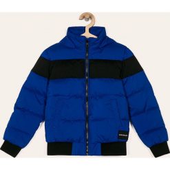 Calvin Klein Jeans - Kurtka dziecięca. Niebieskie kurtki chłopięce Calvin Klein Jeans, bez wzorów, z elastanu, krótkie, z kapturem. W wyprzedaży za 549,90 zł.