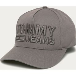 Tommy Jeans - Czapka. Szare czapki damskie Tommy Jeans, z aplikacjami, z bawełny. Za 229,90 zł.