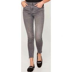 Jeansy skinny high waist - Szary. Szare jeansy damskie skinny marki Mohito, z jeansu. Za 119,99 zł.