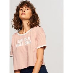 Krótki t-shirt z nadrukiem - Różowy. Czerwone t-shirty damskie Reserved, l, z nadrukiem. W wyprzedaży za 19,99 zł.