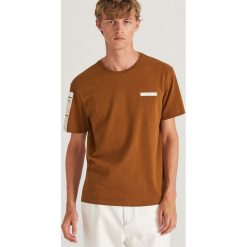 T-shirt z nadrukiem - Brązowy. Pomarańczowe t-shirty męskie Reserved, xl, z nadrukiem. W wyprzedaży za 19,99 zł.