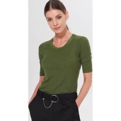 Koszulka z satynową lamówką - Khaki. Brązowe koszulki damskie Mohito, s, bez wzorów, z satyny, bez kołnierzyka, bez rękawów. Za 39,99 zł.