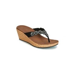 Japonki Skechers BEVERLEE. Czarne klapki damskie Skechers, bez wzorów, bez obcasa. W wyprzedaży za 139,30 zł.