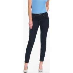 Damskie jeansy rurki. Jeansy damskie Top Secret. W wyprzedaży za 49,99 zł.