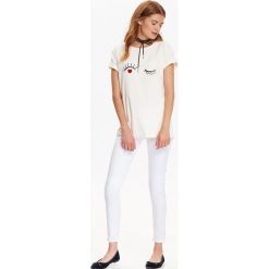 T-SHIRT DAMSKI Z NADRUKIEMI. Białe bluzki dziewczęce TROLL, na zimę, z nadrukiem, z bawełny, bez kołnierzyka, z krótkim rękawem, krótkie, bez kaptura. W wyprzedaży za 9,99 zł.