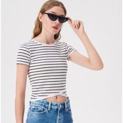 Crop top w paski - Wielobarwny. Topy damskie Sinsay. W wyprzedaży za 7,99 zł.