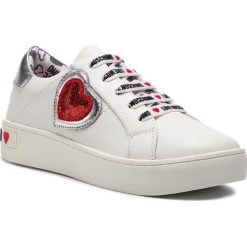 Sneakersy LOVE MOSCHINO - JA15133G17IA310A Bianco/Argen. Białe półbuty damskie Love Moschino, z aplikacjami, ze skóry ekologicznej, bez obcasa, na koturnie, bez zapięcia. W wyprzedaży za 619,00 zł.