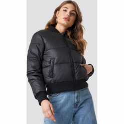 NA-KD Puchowa kurtka ze ściągaczem - Black. Czarne kurtki damskie marki NA-KD, bez wzorów, z materiału, bez kaptura. Za 283,95 zł.
