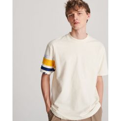 T-shirt z dekoracyjnym rękawem - Kremowy. Białe t-shirty męskie Reserved, s, bez wzorów, bez kołnierzyka. Za 49,99 zł.