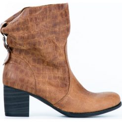 Botki - skóra naturalna - model 497 - kolor brązowy krokodyl. Pomarańczowe botki damskie Zapato, ze skóry, bez obcasa, bez zapięcia. W wyprzedaży za 319,20 zł.